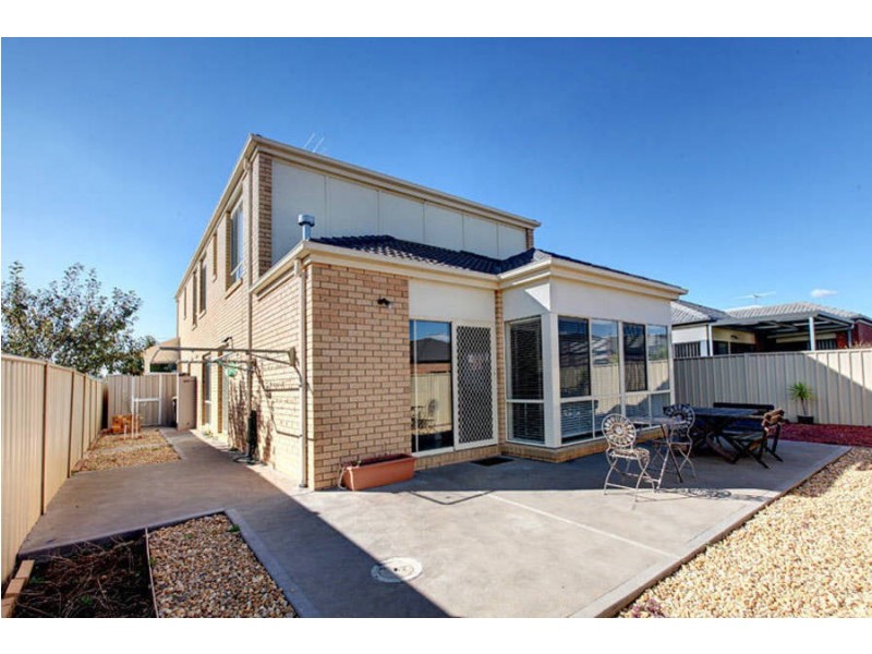 8 Kings Domain, Caroline Springs VIC 3023