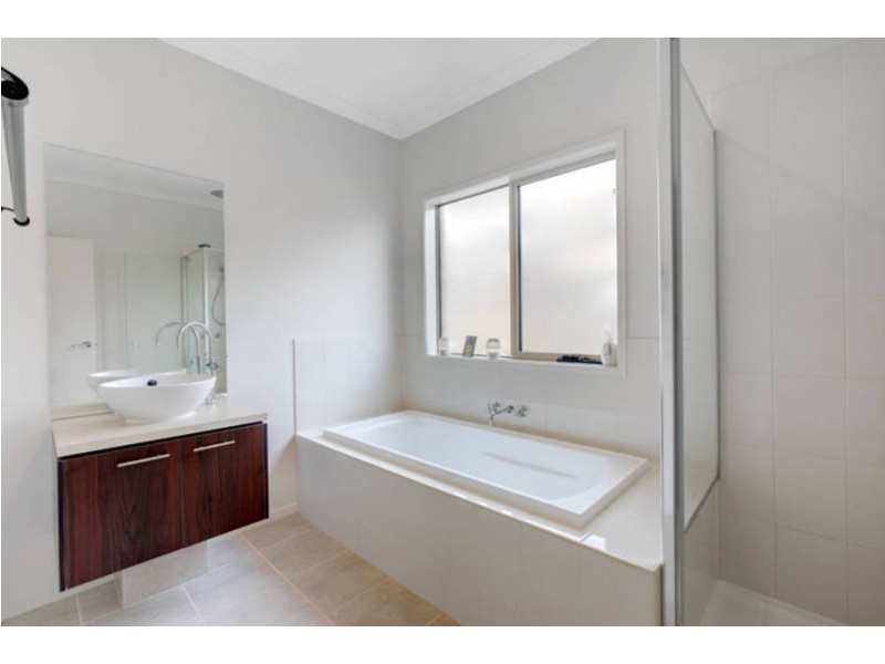 4 Elsternwick Street, Caroline Springs VIC 3023