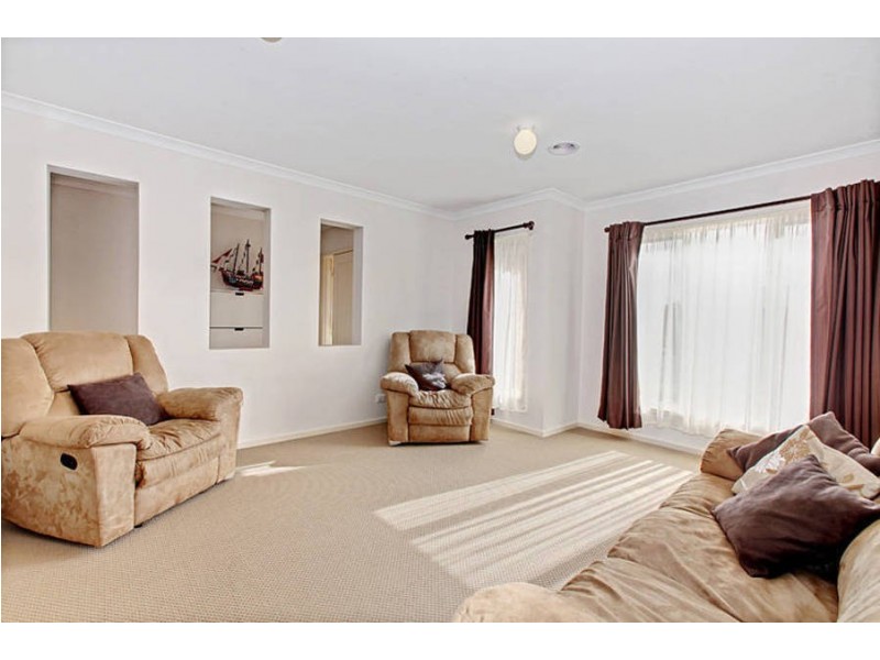 8 Pioneer Drive, Deer Park VIC 3023