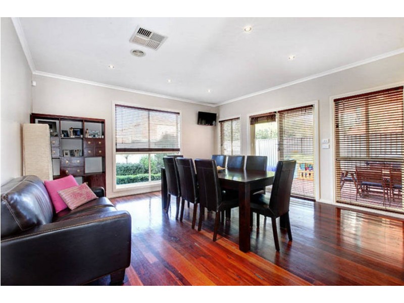 2 Ordsall Close, Caroline Springs VIC 3023