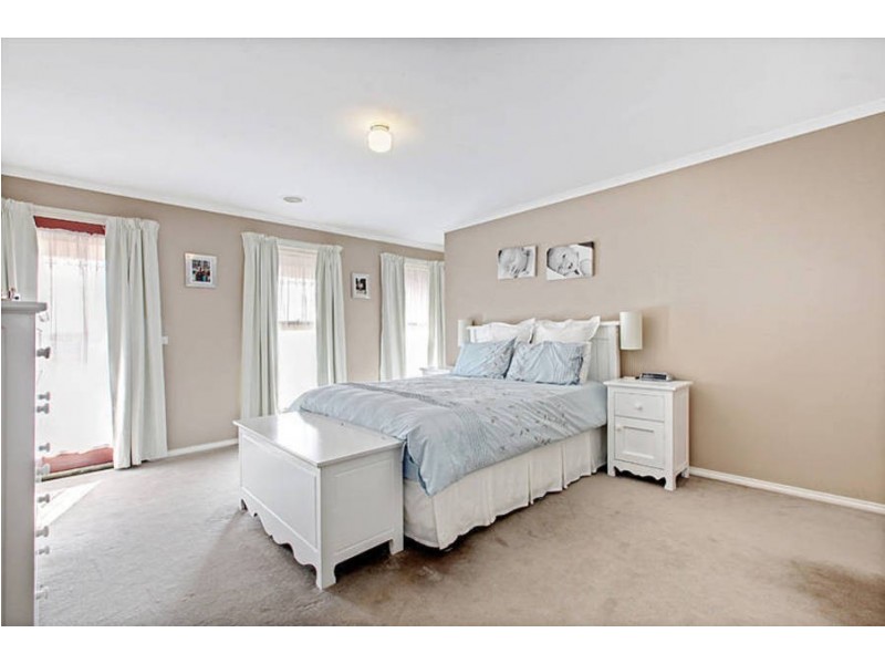 2 Ordsall Close, Caroline Springs VIC 3023