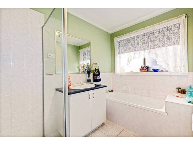 18 Wavertree Avenue, Caroline Springs VIC 3023