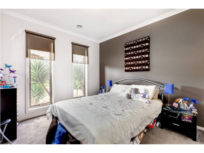 13 Calthorpe Green, Caroline Springs VIC 3023
