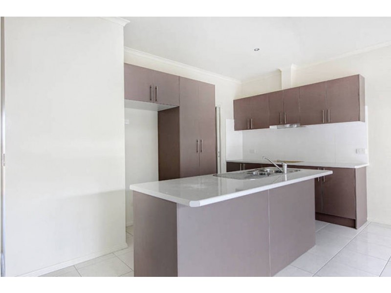 2/27 Landcox Way, Caroline Springs VIC 3023