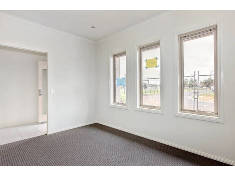 2/27 Landcox Way, Caroline Springs VIC 3023
