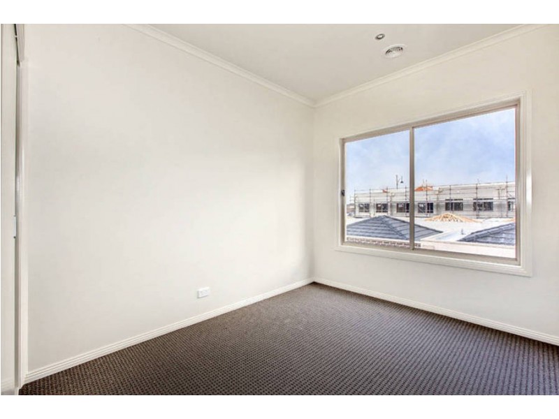 2/27 Landcox Way, Caroline Springs VIC 3023