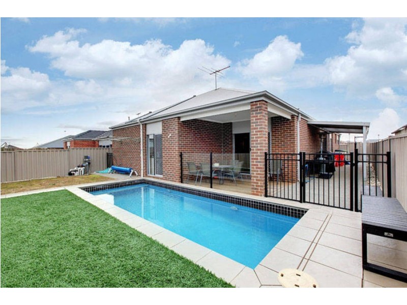 9 Hascombe Drive, Caroline Springs VIC 3023