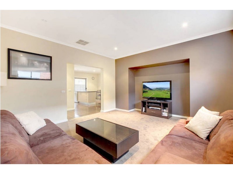 9 Hascombe Drive, Caroline Springs VIC 3023