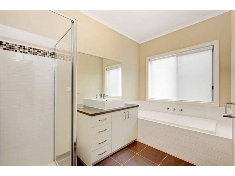 9 Hascombe Drive, Caroline Springs VIC 3023