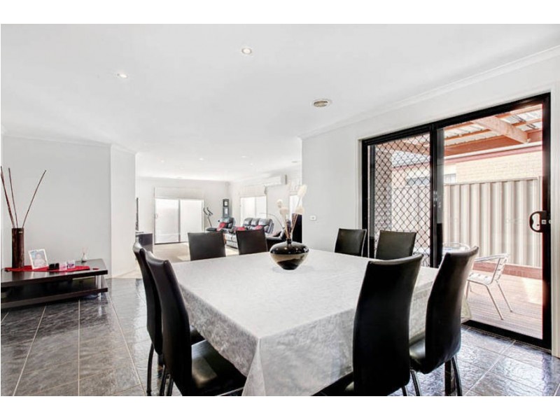 10 Holcolme Street, Caroline Springs VIC 3023