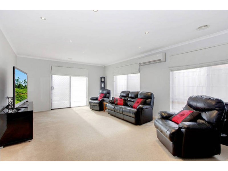 10 Holcolme Street, Caroline Springs VIC 3023