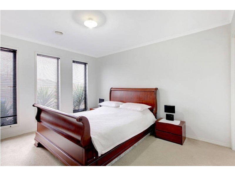 10 Holcolme Street, Caroline Springs VIC 3023