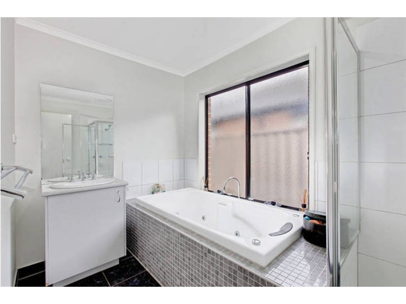 10 Holcolme Street, Caroline Springs VIC 3023