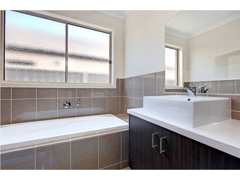 39 Arroyo Place, Caroline Springs VIC 3023
