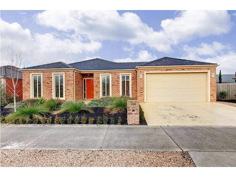 4 Clarendon Wynd, Caroline Springs VIC 3023