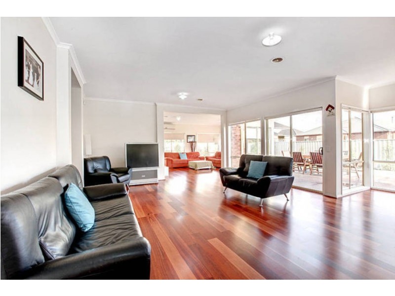 4 Clarendon Wynd, Caroline Springs VIC 3023