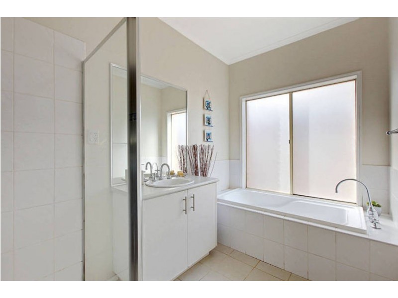 4 Clarendon Wynd, Caroline Springs VIC 3023