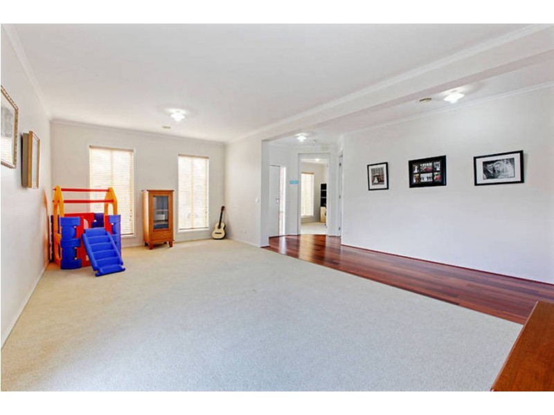 4 Clarendon Wynd, Caroline Springs VIC 3023