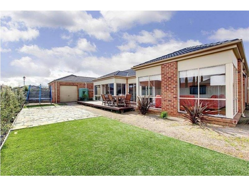 4 Clarendon Wynd, Caroline Springs VIC 3023