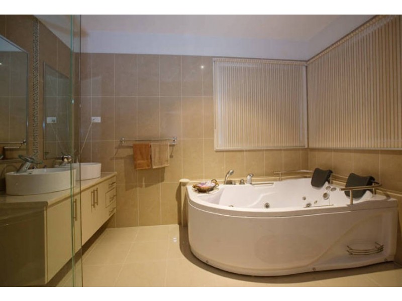 25 The Avenue, Caroline Springs VIC 3023