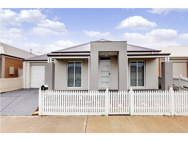 7 Condamine Terrace, Caroline Springs VIC 3023