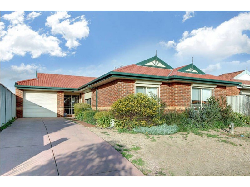 8 Stoneman Turn, Caroline Springs VIC 3023