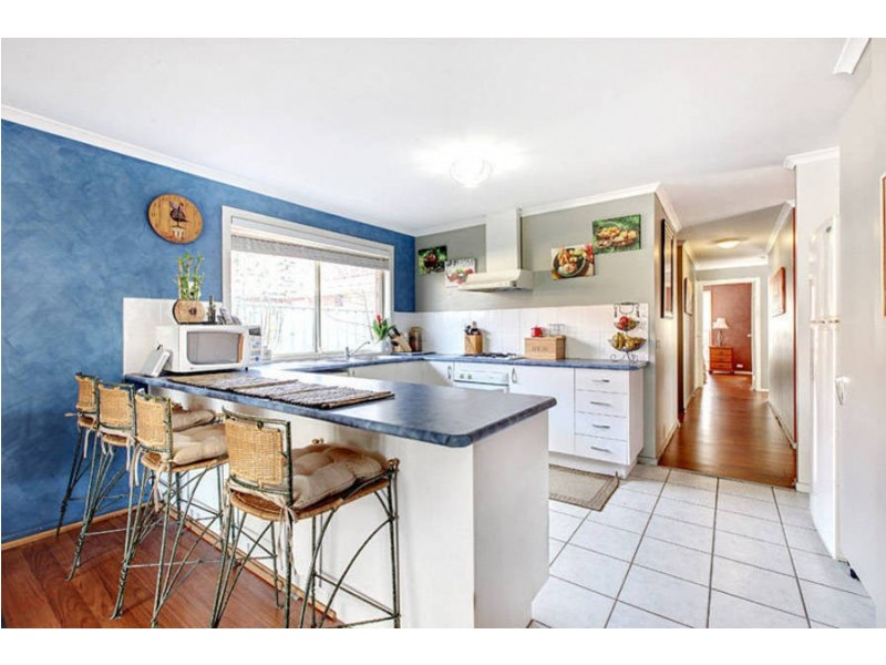 8 Stoneman Turn, Caroline Springs VIC 3023