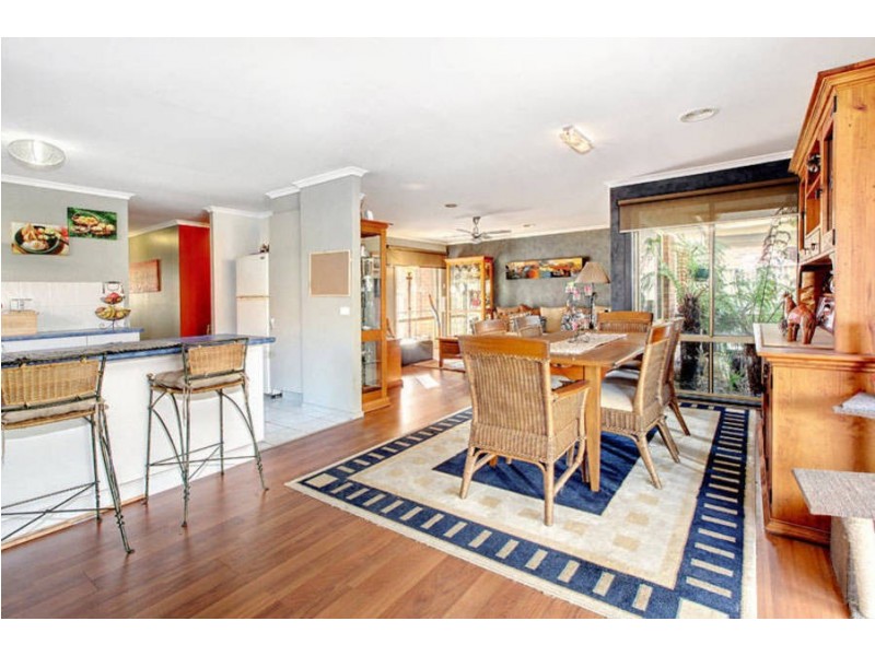 8 Stoneman Turn, Caroline Springs VIC 3023