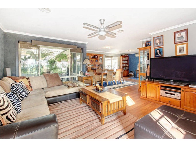 8 Stoneman Turn, Caroline Springs VIC 3023