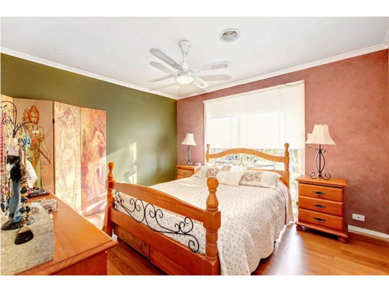 8 Stoneman Turn, Caroline Springs VIC 3023