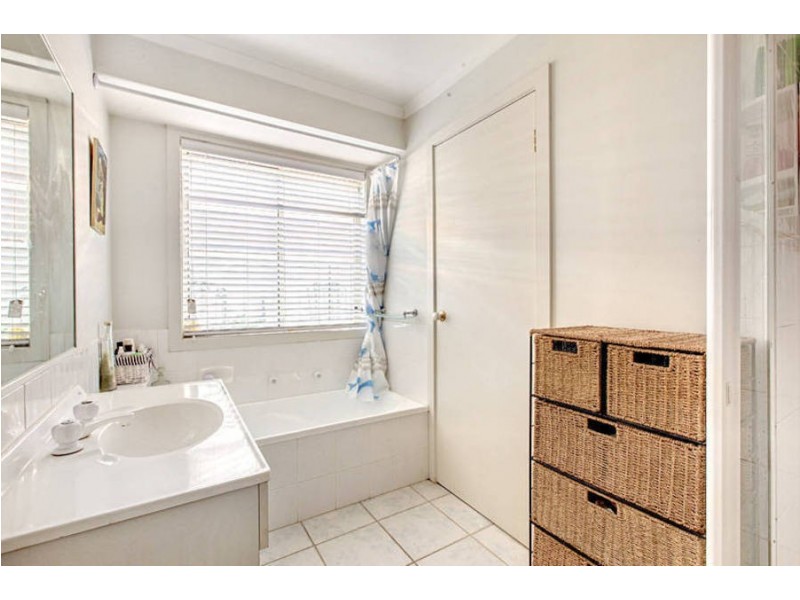 8 Stoneman Turn, Caroline Springs VIC 3023