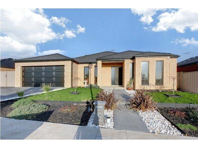 7 McCubbin Way, Caroline Springs VIC 3023