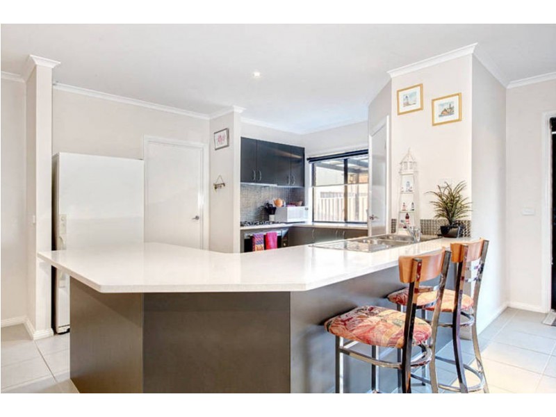 7 McCubbin Way, Caroline Springs VIC 3023