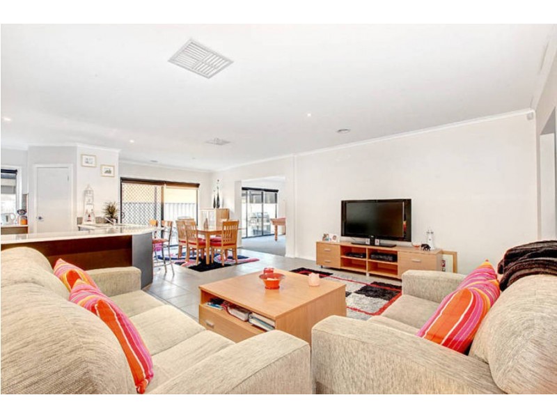 7 McCubbin Way, Caroline Springs VIC 3023