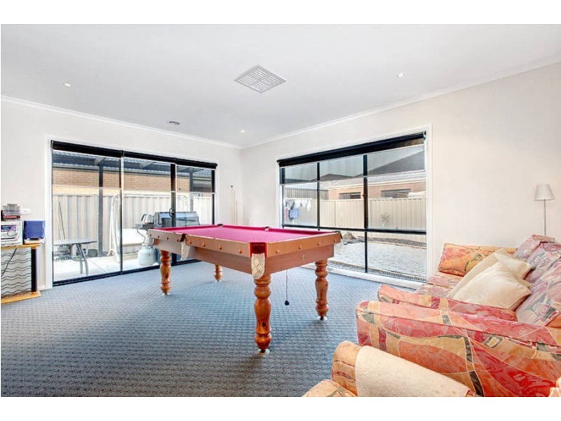 7 McCubbin Way, Caroline Springs VIC 3023