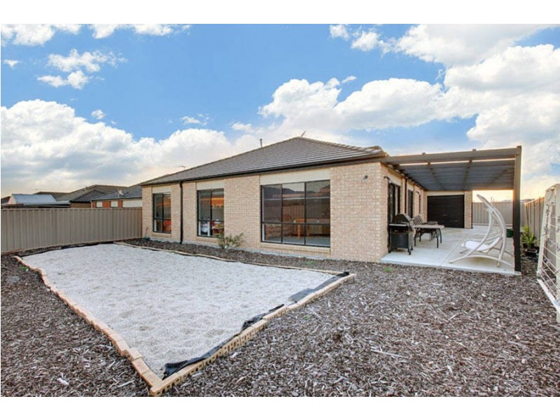 7 McCubbin Way, Caroline Springs VIC 3023