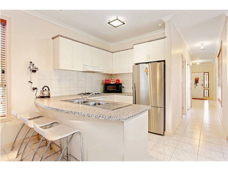 8 Innes Place, Caroline Springs VIC 3023