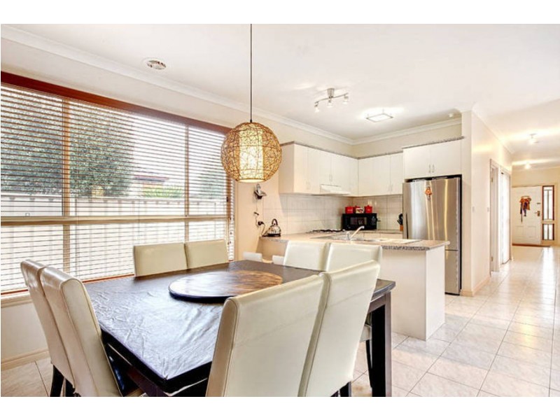 8 Innes Place, Caroline Springs VIC 3023