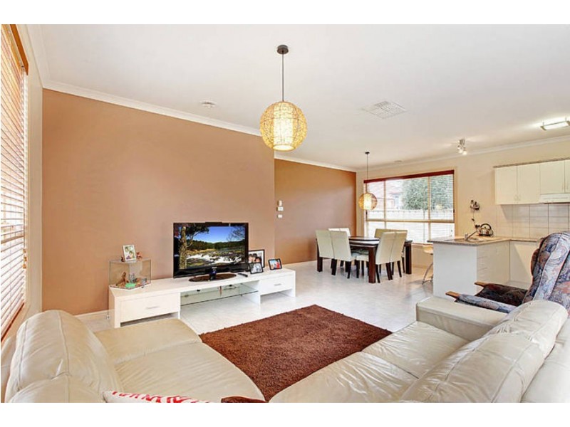 8 Innes Place, Caroline Springs VIC 3023