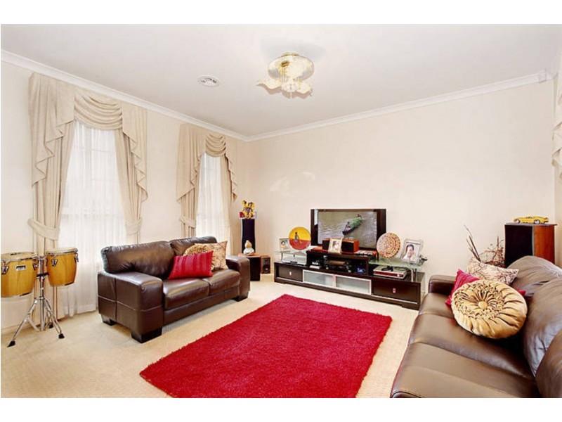 8 Innes Place, Caroline Springs VIC 3023