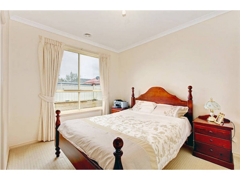 8 Innes Place, Caroline Springs VIC 3023