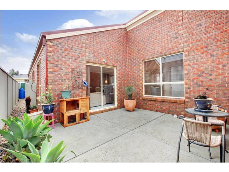 8 Innes Place, Caroline Springs VIC 3023