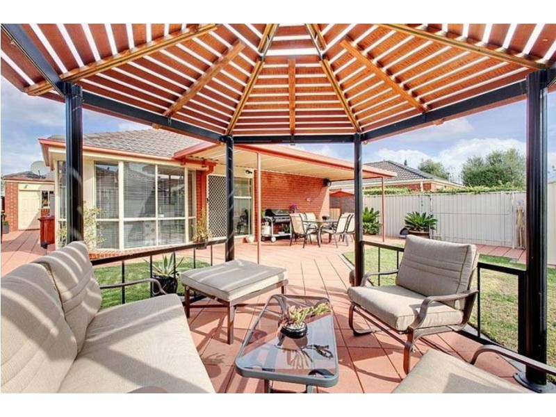16 Wavertree Avenue, Caroline Springs VIC 3023
