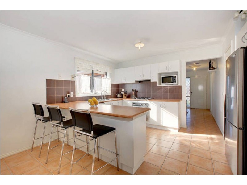 16 Olsen Retreat, Caroline Springs VIC 3023