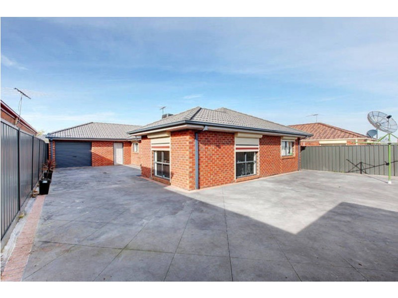 16 Olsen Retreat, Caroline Springs VIC 3023