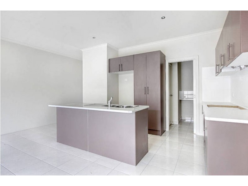 2/27 Landcox Way, Caroline Springs VIC 3023