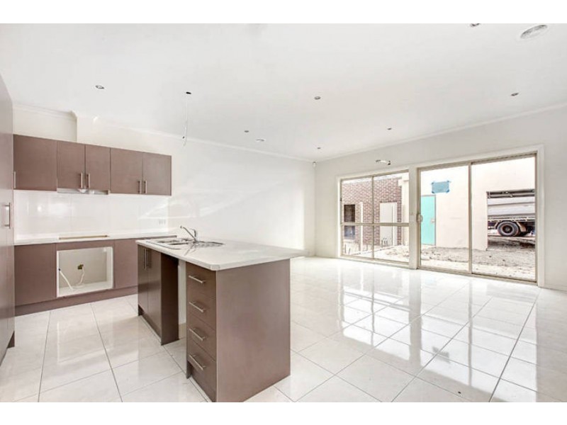 2/27 Landcox Way, Caroline Springs VIC 3023
