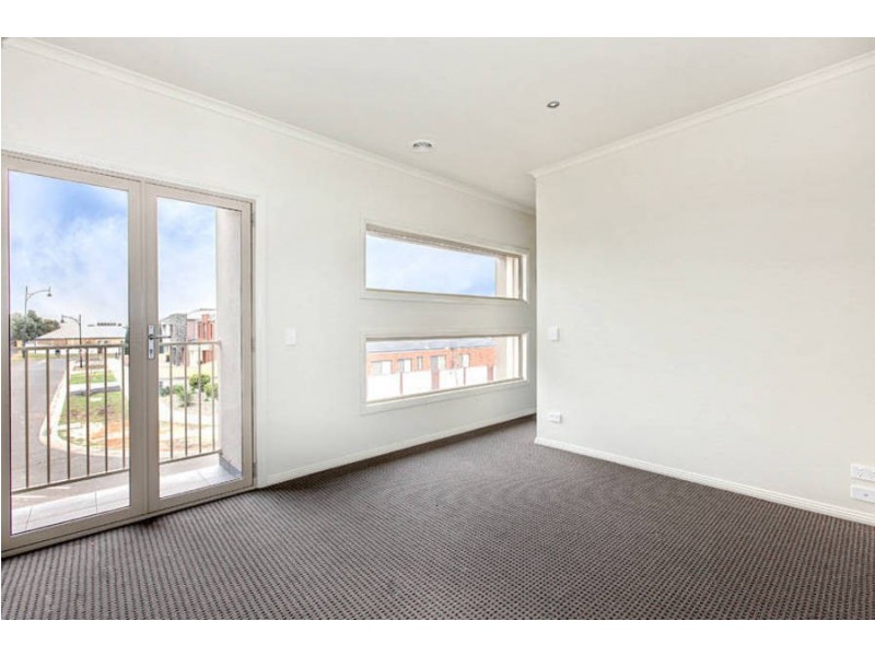 2/27 Landcox Way, Caroline Springs VIC 3023