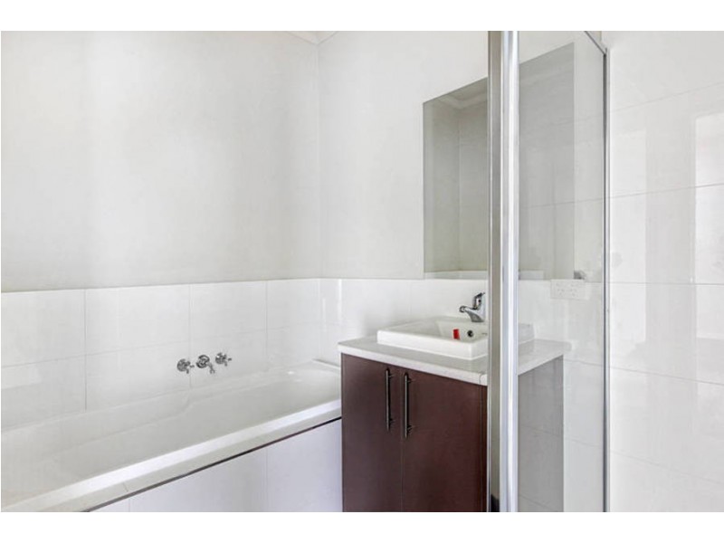 2/27 Landcox Way, Caroline Springs VIC 3023