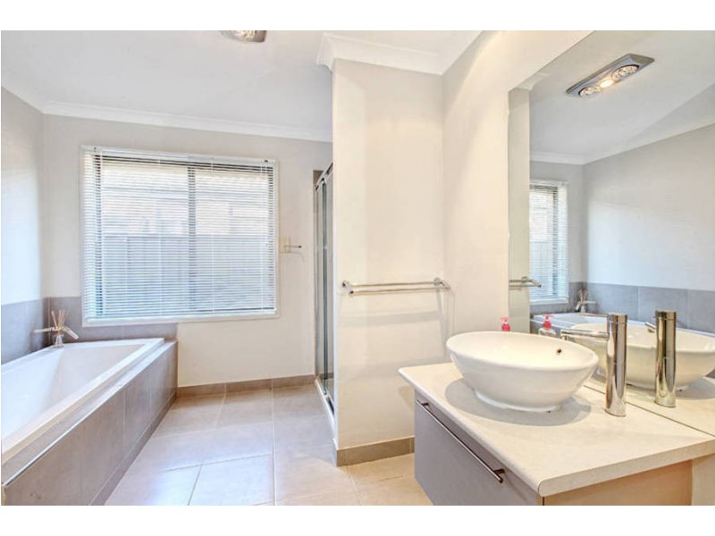 52 Olsen Retreat, Caroline Springs VIC 3023